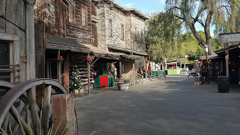 knotts ghost town holiday shopping