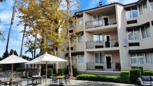 3 story Belamar Hotel Manhattan Beach