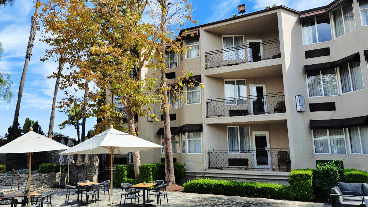 3 story Belamar Hotel Manhattan Beach