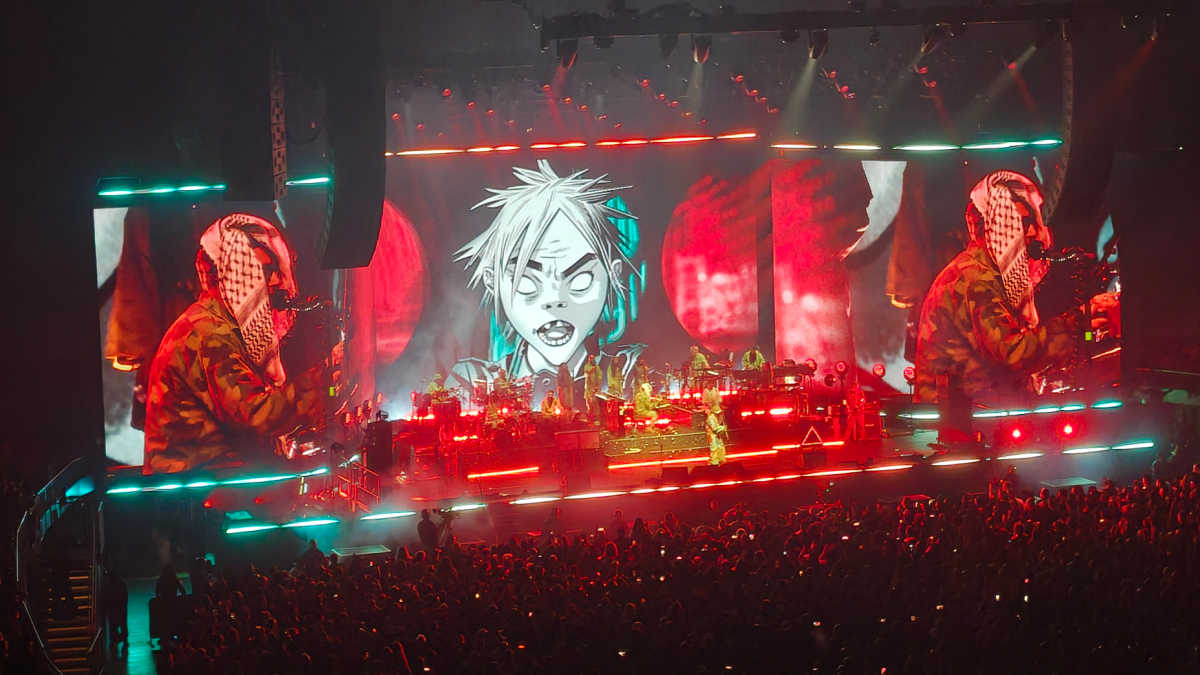 gorillaz damon albarn keffiyeh at kia forum los angeles