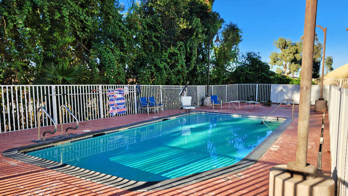 holiday inn pool next to freeway in banning