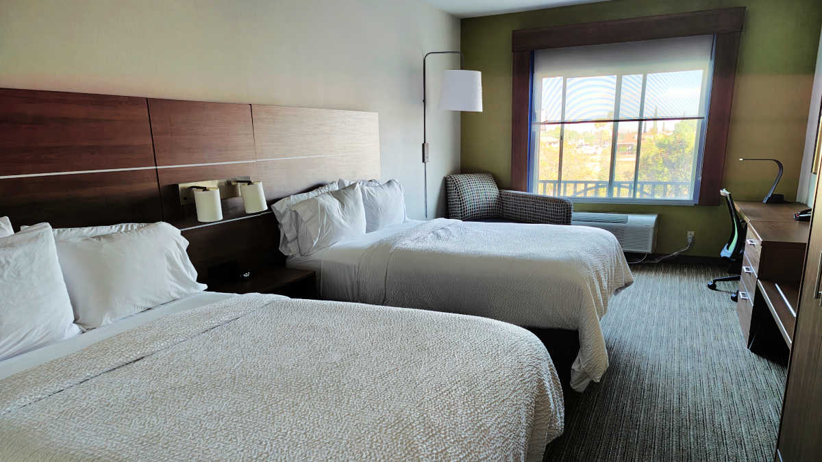 standard 2 queen room 206 banning holiday inn